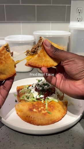 Fried Beef Tacos 😋🌮 Recipe below ⬇️ Ingredients: • Ground beef • Shredded cheese • Shredded lettuce • Salsa • Sour cream • Flour tortillas • Flour • Vegetable or cooking oil • Seasonings (salt, onion powder, garlic salt or powder, red pepper flakes & taco seasonings) Instructions: • Under medium heat, cook your ground beef and season to your preference. I seasoned mines with salt, onion powder, garlic salt, red pepper flakes and a taco seasoning packet followed by 1/4 cup of water. Once season