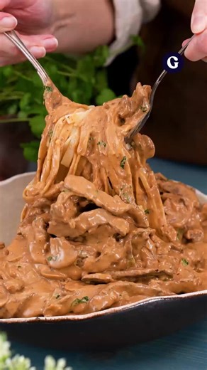 Godare on Instagram: "Hur låter det med lite krämig lövbiffspasta till helgen? Om det är något vi behöver gotta oss med under hösten så är det krämiga pastarätter 😍⁠ ⁠ Recept kommer här så ni har middagen räddad:⁠ 4 portioner⁠ 400 g tagliatelle⁠ 400 g lövbiff⁠ 2 schalottenlökar⁠ 2 vitlöksklyftor⁠ 150 g champinjoner⁠ Smör, till stekning⁠ 1 tsk dijonsenap⁠ 2 msk soja, japansk⁠ 1,5 msk vetemjöl⁠ 3 dl grädde⁠ 3 dl vatten⁠ Salt och svartpeppar⁠ 1 dl persilja, finhackad⁠ servera med⁠ Riven parmesanos