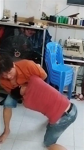 cac ban cung tap dong tac om vat vo si thi dau