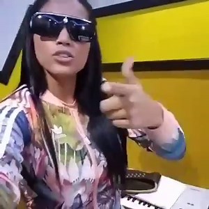 . Indy Flow Chequea éste video donde muestra buen material cantando su nuevo tema #Rebotando Me gusta su forma de ser. Siempre siendo ella sin importarle lo que digan. Descargar mp3 ... https://goo.gl/lEnajH . . . Zuania Vélez | Reggaeton Underground Desde 1985 Al Presente