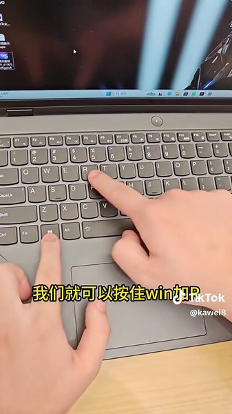 大学生一定用得到的4个电脑代码，提前码住|||准大一新生一定要记住的4个超实用电脑代码，小白快收藏起来 第一个 dxdiag，这个可以快速查看电脑所有配置，比如CPU、显卡、内存、屏幕等等，当我们下载专业所需软件需要查看配置的时候，就可以按住win i 输入dxdiag，这样查看电脑配置很简单! 第二个，cleanmgr，这个可以打开磁盘清理工具，一键清理C盘，有效提高电脑运行速度，同样的也是按住win r，输入代码操作; 第三个，mrt，这个可以启动系统自带的恶意软件删除工具，快速扫描删除掉电脑中的恶意软件，当电脑突然蓝屏时，赶快按住win r 输入这个代码，删除掉病毒软件，蓝屏可能就解决了。 第四个，%temp%，按住win R，输入指令之后，能看到这些存储临时缓存的文件夹，这些文件都是无用的缓存文件，我们直接全选删除就行，第一次清理的话，就能释放大量的C盘空间。 最后各位宝子在大学期间有什么电脑问题，都可以来找我来交流哦! #电脑知识[话题]# #电脑代码[话题]# #大学生电脑[话题]# #电脑小技巧[话题]# #电脑小白[话题]# #数码好视频[话题]#电脑知识