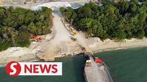 The Environmental Activists Society (Kuasa) said the turtle landing site at the Pasir Panjang beach in Segari, Perak is being threatened by silica sand mining activities. Read more at https://tinyurl.com/mwar45s6 WATCH MORE: https://thestartv.com/c/news SUBSCRIBE: https://cutt.ly/TheStar LIKE: https://fb.com/TheStarOnline | The Star