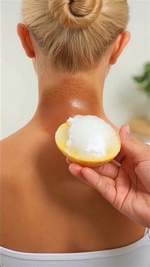 Whiten your neck with potato and lemon