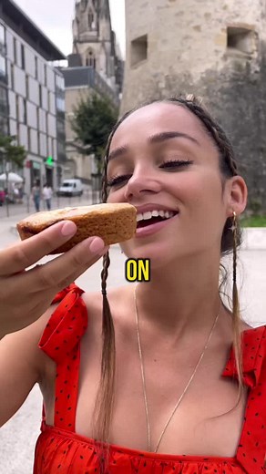 on a demandé à @Lesly et Jay de tester TOUTES les spécialités de Bayonne à l'occasion du Tour de France ! Mission accomplie 🤤 #TourDeFrance