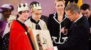 Will ein Segen und kein Fluch sein - Wulff versucht es mit Selbstironie