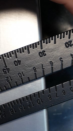 Como usar una escuadra, para hacer cortes en angulos Buenas, hoy les compartimos este dato para aprovechar una escuadra simple, y hacer cortes en distintos ángulos. En este ejemplo usamos una escuadra de Hamilton Herramientas que la pueden conseguir en Salta Capital, en Ferreteria corralon NORCA 👈 REDES SOCIALES DE JOSE GOMEZ https://www.youtube.com/c/josegomezalmendras https://www.instagram.com/josegomezalmendras https://www.facebook.com/josegomezalmendras https://www.tiktok.com/@josegomezalme