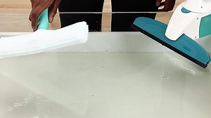 Leifheit Fenstersauger Set Dry & Clean mit Stiel & Einwascher und zweiter Düse für 360° streifenfreie Reinigung, verwendbar bis zu 38 min, Fensterreiniger mit Stand-by-Automatik und Click-System