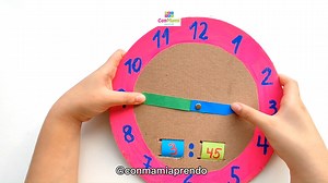 Reloj analógico y digital de cartón para aprender a ver la hora Elaboré este sencillo reloj para que Abi aprenda a ver y relacione la hora de reloj analógico con la hora del reloj digital. Al reloj sólo le coloqué las horas (1,2,3.....12) y no los minutos ya que Abi los relaciona con la tabla del cinco. Por ejemplo 3: 45, sabe que 9x5 es 45 entonces al minutero debe señalar el 9. También los colores de las manecillas los hice del mismo color de la tiras donde están escritos los números del reloj