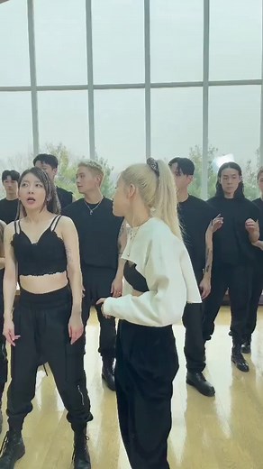 Rosie ft group dancing #roses #reelsviral | ᴘʀɪɴᴄᴇꜱꜱ ʀᴏꜱɪᴇ
