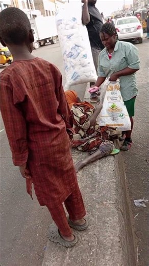 A simple act of kindness to a woman on the road side #foryou #kindness #shots