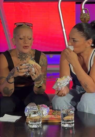 Alta junta: Furia y un Churrasco ❤️‍🩹🥪 En su visita a nuestro país, la argentina @furiascaglione llegó hasta Mega, donde probó nuestros clásico chacarero y italiano. ¿Cuál fue su favorito? 👀