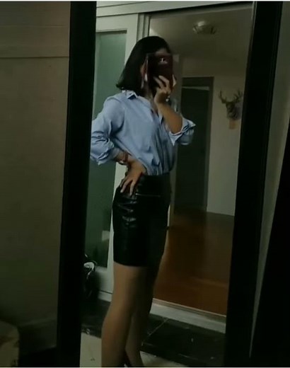 Perfectly style black leather skirt with heels