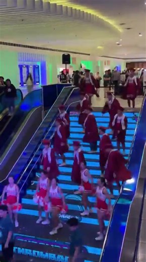 ONCE A WILDCAT, ALWAYS A WILDCAT 💥 WATCH: A flash mob performance to “We’re All in this Together” — one of the smash hits of “High School Musical” — entertained passersby at a mall in Quezon City. | via Hannah Mallorca, INQUIRER.net | INQUIRER.net