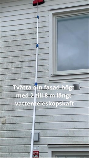 Tvätta din träfasad - snabbt & enkelt! Finns med olika tillbehör som borstar för solpaneler med mera. Beställ på Taksopen.se. Länk: https://www.taksopen.se/teleskopskaft-med-tillbehor/tvatta-fasad-paket-inkluderar-vattenborste-25-cm-och-teleskopska | Taksopen.se