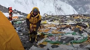 Unfassbare Aufnahmen: Sherpas zeigen höchste Müllhalde der Welt am Mount Everest