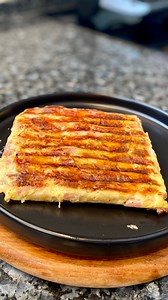 Ζαμπονοτυρόπιτα Εύκολη στην Τοστιέρα χωρίς φύλλο σε 15´. Υπάρχει αναλυτικό βίντεο συνταγή κάτω👇στα Σχόλια😍. Ακολούθησε με για περισσότερες απλές, εύκολες σπιτικές και γρήγορες συνταγές❤️. Πως να Απογειώσεις 🚀 τον λογαριασμό σου στα Social Media ( Facebook, Instagram, Tik tok…..) Δες εδώ 👉 https://dskomotini.gr/product/xpand-your-instagram/ref/4/. Υλικά:🔪 2 μεσαίες τορτίγια🔪 1 αυγό🔪 100 γρ. κίτρινο τυρί🔪 100 γρ. ζαμπόν🔪 αλάτι🔪 μαύρο πιπέρι🔪 ρίγανη. #stelios_mixailidis #steliosmixailidi