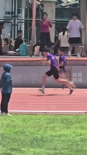 Unexpected mishap during relay race! Athletes make incredible save， 接力赛突发意外！少年运动员神反应极限救场。#中国教育
