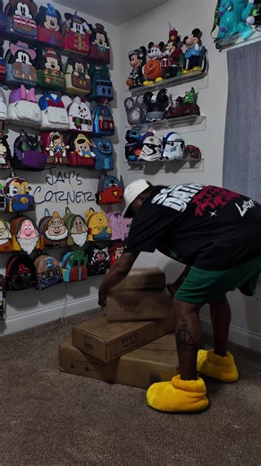 Partnered with @V I V O to upgrade my workspace. This standing desk has been a game changer for long creative days. #standingdesk #contentcreator #setupinspiration #desksetup #trending