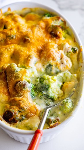 The best cheesy broccoli casserole recipe. Mountains of cheese is all I care about at this time of the year so this recipe is right up my alley. The recipe is up on Simply Delicious but comment “broccoli casserole” and I’ll send it you. | Simply Delicious
