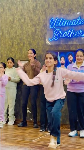 viral girl bhangra dance #ultimatebrothers #choreography #gidhasteps #bhangrashorts #bhangralover