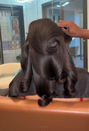 The tighter the curl, the more love and tension it needs! 🤎✨ #blowoututorial #palmbeachhairstylist #fyp #BouncyBlowout #salon