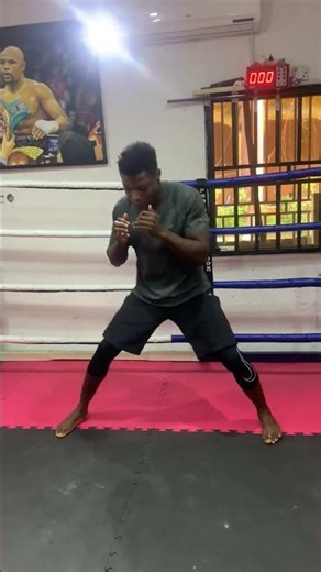 TRY THIS STRETCH BEFORE KICKING TO AVOID ANY INJURIES #boxing #fitness #shorts #flexibility