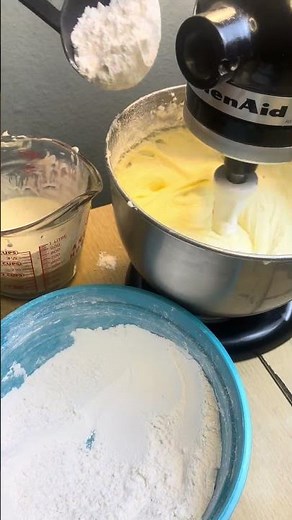 Sour Cream MILE-HIGH Pound Cake Recipe | Moist, Buttery, and Tall Southern Dessert 🍰