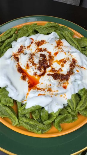 Mutfak İşleri Müdürü on Instagram: "Hamur yoğurma yok, uğraş yok! Çocuklar için renkli, herkes için sağlıklı bir akşam yemeği. 👉 Üzerine sarımsaklı yoğurt ve tereyağlı pul biberle efsane oluyor! 👉 Tarifin püf noktaları “ mutfak işleri müdürü “ YouTube kanalımızdaki videoda! Beğenmeyi ❤️, kaydetmeyi 📌 ve takip etmeyi unutmayın 🙌 📌 Daha fazla özel tarif Mutfak İşleri Müdürü YouTube kanalında. 🥣 Malzeme Listesi • 250 gr ıspanak (sadece yaprakları) • 2,5 – 3 su bardağı un • 1 adet yumurta • Ya