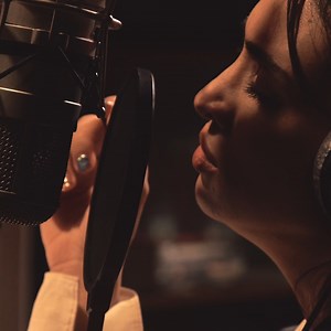 Invoking the romantic 1970 drama Les Choses de la Vie, Alexandre Tharaud has invited the French-Algerian singer Camélia Jordana for this ethereal cover of "La Chanson d'Hélène" 🎙️ This soundtrack was written by Philippe Sarde, who celebrates 50 years of cinematic career this year! Watch the full video here: https://youtu.be/7-d0_L_rD-0 🎥 Raphaël Wertheimer | Warner Classics & Erato