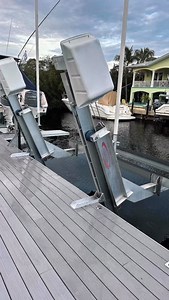 Two elevators installed, one of 20,000 lb and another of 7,000 lb, each with a different adjustment, because not all boats work the same. When we say that details matter, we talk about things that many do not see: The correct alignment, weight balance, working angles and how the lift holds the boat without forcing the structure or hull. If you are thinking of installing a boat lift, remember this: It’s not just about the size of the lift, but that it’s properly adjusted for your boat and your do