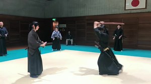 遠山外の陽転。初学、足捌きを用いずに体の捌きで攻撃をギリギリで避けつつ抜刀し返刃する技法であり稽古法です。