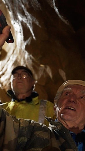 « C’est notre tunnel sous la Manche ». Depuis que Robert a découvert par hasard un gouffre au milieu de son champ, le 5 janvier 1987 à Péronne (Saône-et-Loire), il le déblaye chaque jour avec son ami Alain. Ensemble, ils espèrent y mettre au jour de nouveaux ossements millénaires et des cavités ornées de stalactites. #rediff | Le Parisien