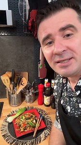 Pui asiatic cu bok choy 🍜 gust intens, făcut rapid Sărat-dulce, ușor picant și plin de aromă, genul de rețetă care te scoate din rutină. Linkul rețetei complete este în primul comentariu 👇 | Șef Paul Constantin