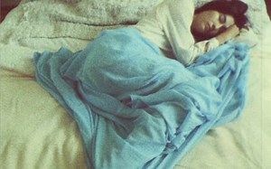 小众女装品牌Anaak 诗意短片《静·止》肖像人物抽象分镜参考学习 复古胶片风格参考