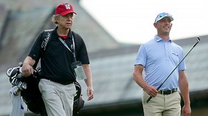 'Caddyshack' star Michael O'Keefe caddies for golf pro during U.S. Open practice round