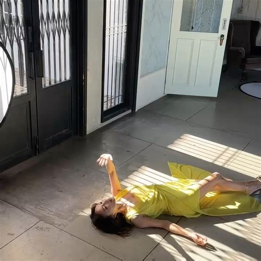 望月理恵 Rie Mochizuki on Instagram: "明日発売の「週刊ポスト」に 写真&インタビューが掲載されます。 私のこんな撮影は珍しいと思います😂 ぜひ見て頂きたいです。 #週刊ポスト #グラビア でいいのかな？笑笑 #マネージャー撮影の 写真と動画載せておきます #こんな格好してますが1月撮影です"