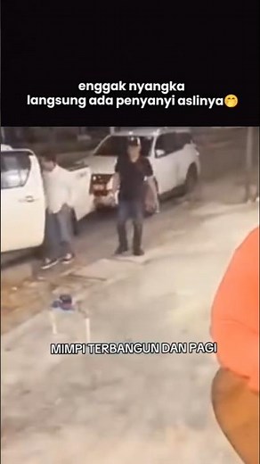 Buskers surprised by the arrival of the original singer