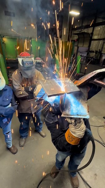 Aprendiendo a hacer una prueba de mig y flux core en posición 4G sobrecabeza. #aprendizaje #soldadura #fururo #vidadesoldador #soldadora #soldadoresdelmundo #soldadoresmexicanos🇲🇽