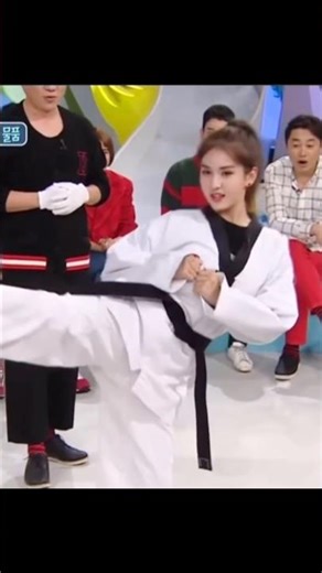 Somi shows her taekwondo 🥋 kicks on “Hello Counselor” #2016