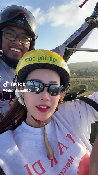 Riug Paragliding Bali👍👍👍🥰😍😘 wajib coba😎👌#keren #riugparagliding #bali #top #nusadua #balibeach #manusiaburung #happy #enjoy #manusiaterbang #bersyukur #fypシ゚viral #tiktokindonesia #tiktokindo #fypage #fyppppppppppppppppppppppp #foryou #viralvideo #trandingvideo #fypp #ilikeit #wajibcoba #luarbiasa @RIUG Paragliding Bali