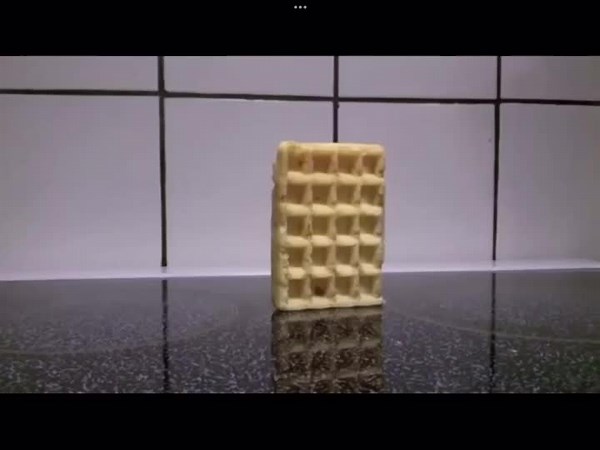 Gaufre Qui Tombe : Un Moment Drôle et Délicieux