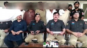 سید نوید جمال سرکل آفیسر مردان ریجن و پراوینشل انچارج ایکسائز اینٹیلیجنس بیورو کی میڈیا پرسنز کو تھانہ ایکسائز مردان کی کامیاب کاروائیوں بارے بریفنگ ، سرکل آفیسر سے میڈیا پرسنز کے منشیات کے روک تھام اور ایکسائز کے اپنے تھانوں بارے سوالات انسداد منشیات مہم میں ایک ہفتے میں متعدد کامیاب کاروائیاں ، جس میں سب سے بڑی کامیاب کاروائی بلوچستان سے خیبر بھاری مقدار میں کروڑوں روپے مالیت کی اعلی کوالٹی خالص 45 کلو ہیروئن کی سمگلنگ ناکام بنانا ، اور موت کے سوداگروں کو گرفتار کرنا، مزکورہ 45 کلو خالص ہیروئن