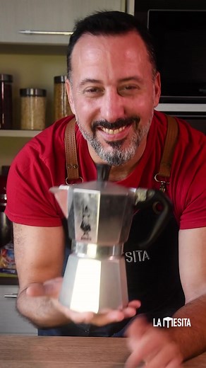 Cómo hacer café en la Cafetera Italiana, paso a paso! . Paso 1: agregar agua caliente, en el recipiente de abajo, hasta la válvula (sin sobrepasar) Paso 2: colocar el filtro y llenar con un café para maquina de molido fino o medio. Paso 3: poner la parte de arriba y enroscar para cerrar bien. Paso 4: llevar al fuego (fuego medio) dejar abierta la tapa y esperar unos minutos hasta que empiece a salir café por la columna central. Paso 5: cuando empiece a salir café, cerrar la tapa y esperar hasta 