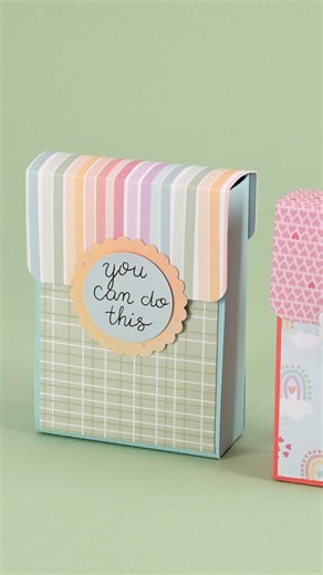 DIY mini-rugzakje 🎨🎒 De leukste manier om een cadeautje of traktatie in te pakken! Volg alle stappen hier 👉 https://www.vaessen-creative.com/nl/diy/rugzakje-knutselen | Vaessen Creative