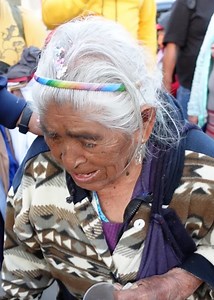 4.1M views · 103K reactions | A veces nosotros subestimamos lo que son 20 pesos para una persona, pero para esta señora, de esto dependía si dormía bajo un techo. La señora ni al ver lo que tenía la caja, nos dejó de tener desconfianza, esto nos da a entender lo mal que la ha tratado la vida y lo sola que está, ya que perdió a todos sus hijos. | Platano | Facebook