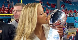 Chiefs Heiress Gracie Hunt Posts Hot Bikini Picture To Give Quarantine PSA (PIC)