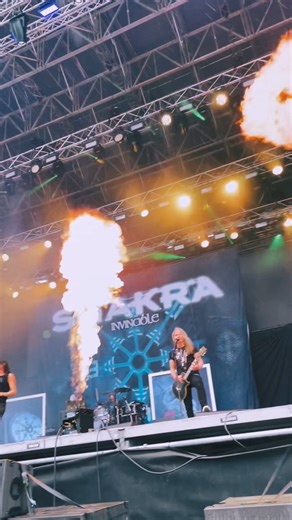 Trotz Regen wurde uns richtig heiss🔥 - danke @summerside_festival 🤘🏻🔥 Ihr habt richtig Stimmung gemacht im Matsch 🤘🏻😄 | Shakra