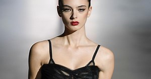 Robe transparente et gants de satin : Deva Cassel fait le show au défilé Dolce & Gabbana à Milan