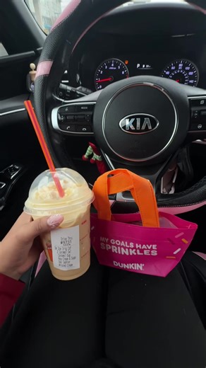 Run to Dunkin for the free reusable mini tote bags 😍#fypシ #dunkindonuts #minitotebag #coffeetiktok #cindydionicio @Dunkin'