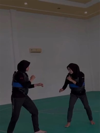 Serangan beruntun (Combo) itu kuncinya di napas; jangan berhenti sebelum wasit bilang 'Berhenti!'. #SilatTanding #ComboSilat #PencakSilat #Fighter #Trending